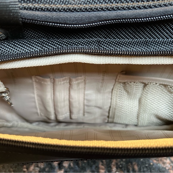 Travelpro Carry On Under Seat Shoulder Bag EUC - Picture 5 of 16